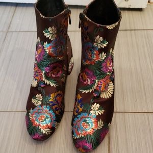 Gorgeous brown embroidered boots!